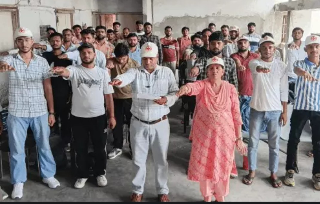 नशे से दूर रहने की शपथ लेते प्रशिक्षु नशे से दूर रहने की शपथ लेते प्रशिक्षु