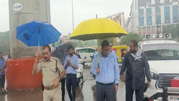 आयुक्त ने किया जल निकासी कार्यों का अवलोकन
