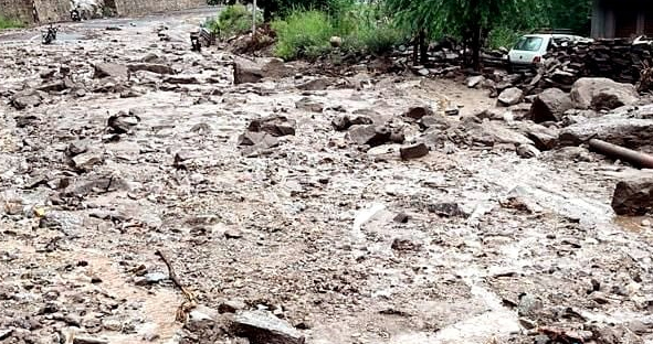 भूस्खलन से ढहा एक घर, एक ही परिवार के सात सदस्यों के मारे जाने की आशंका भूस्खलन से ढहा एक घर, एक ही परिवार के सात सदस्यों के मारे जाने की आशंका