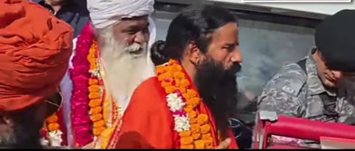 स्वामी रामदेव वार्ता करते हुए