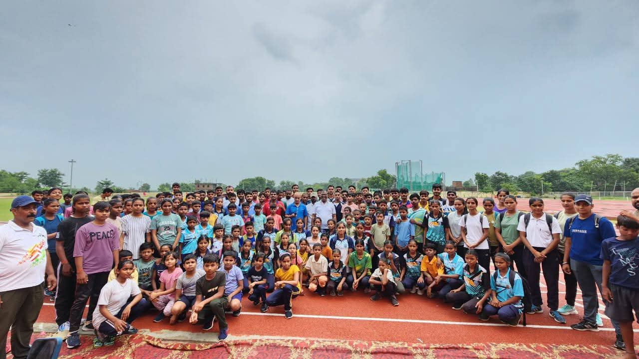 खिलाड़ियों के समूह के साथ राज्य मंत्री गिरीश चंद्र यादव खिलाड़ियों के समूह के साथ राज्य मंत्री गिरीश चंद्र यादव