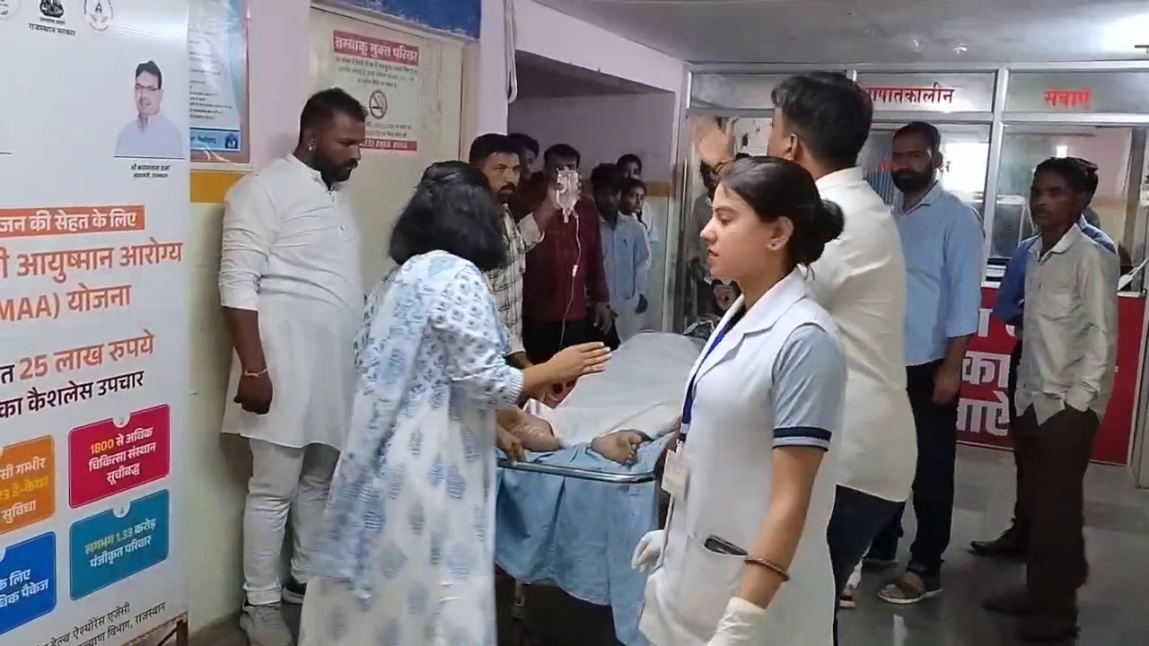 चित्तौड़गढ़ जिले के रावतभाटा में करंट से झुलसे लोगों का चिकित्सालय में उपचार करते नर्सिंगकर्मी। चित्तौड़गढ़ जिले के रावतभाटा में करंट से झुलसे लोगों का चिकित्सालय में उपचार करते नर्सिंगकर्मी।