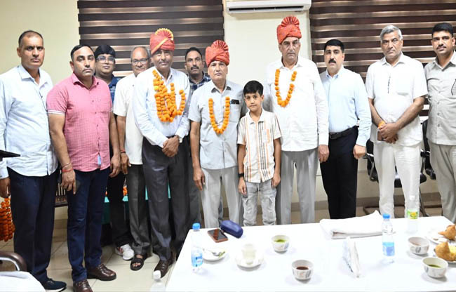 सोनीपत: पुलिस अधिकारियों और कर्मचारियों ने उन्हें भावभीनी विदाई देते हुए अधिकारी। सोनीपत: पुलिस अधिकारियों और कर्मचारियों ने उन्हें भावभीनी विदाई देते हुए अधिकारी।