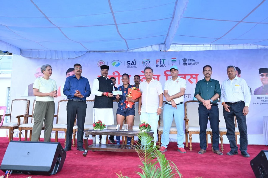 राष्ट्रीय खेल दिवस महोत्सव के दौरान विजेता खिलाड़ियों को पुरस्‍कार देते हुए मंत्री विश्वास कैलाश सारंग