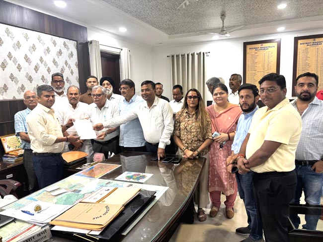 पीडीए सचिव ज्ञापन लेते पीडीए सचिव ज्ञापन लेते