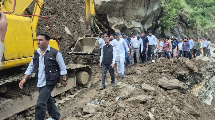 सीएम आपदा प्रभावित इलाके में सर्वेक्षण करते हुए सीएम आपदा प्रभावित इलाके में सर्वेक्षण करते हुए