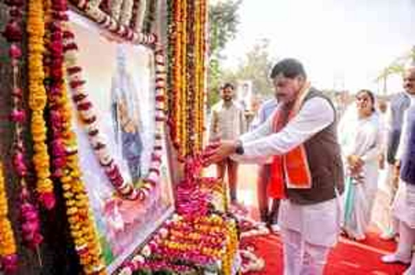 मुरैना : पूर्व प्रधानमंत्री वाजपेयी की 21 फीट ऊंची प्रतिमा का रविवार को होगा अनावरण
