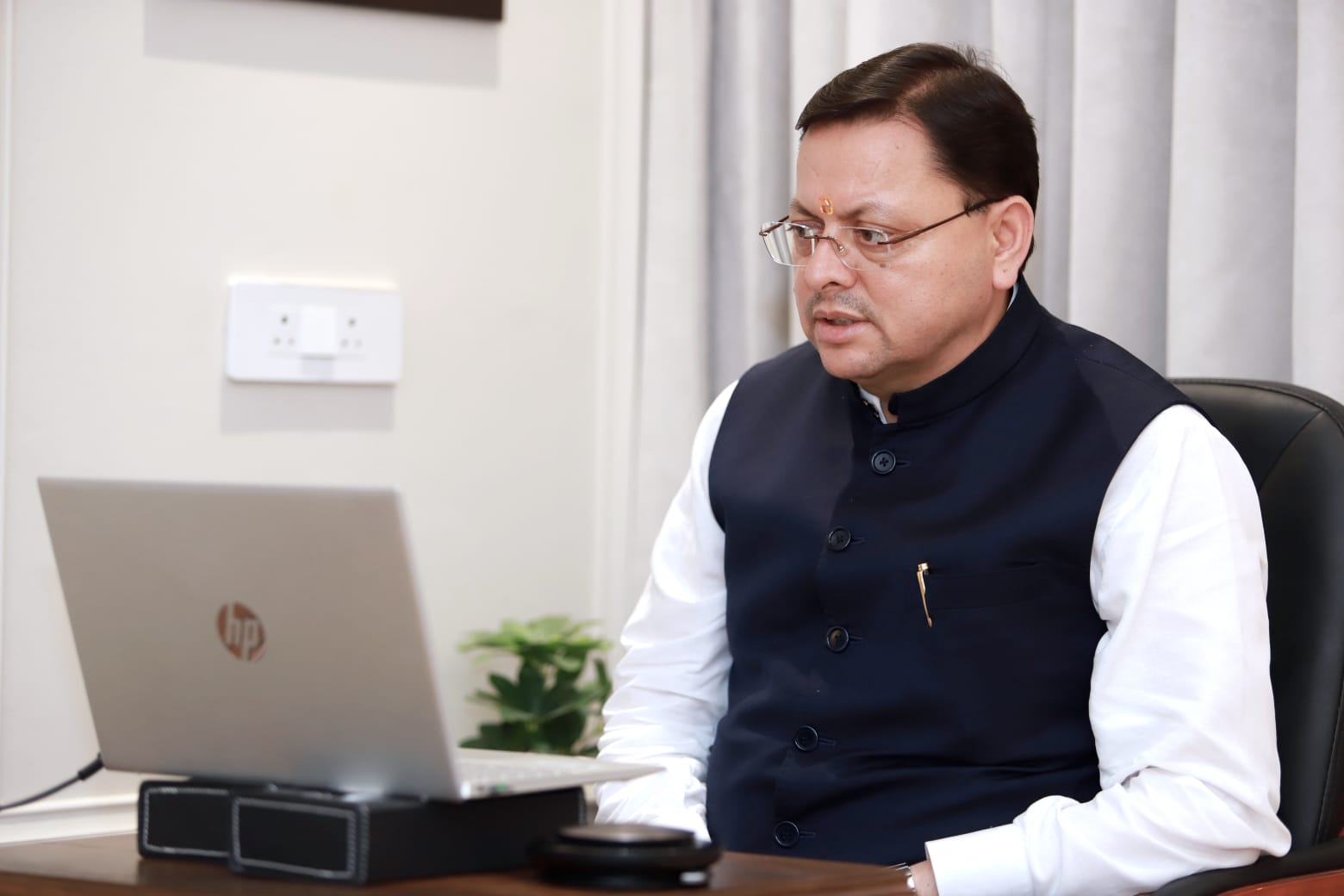 मुख्यमंत्री पुष्कर सिंह धामी राहत बचाव कार्यों की समीक्षा करते हुए। मुख्यमंत्री पुष्कर सिंह धामी राहत बचाव कार्यों की समीक्षा करते हुए।