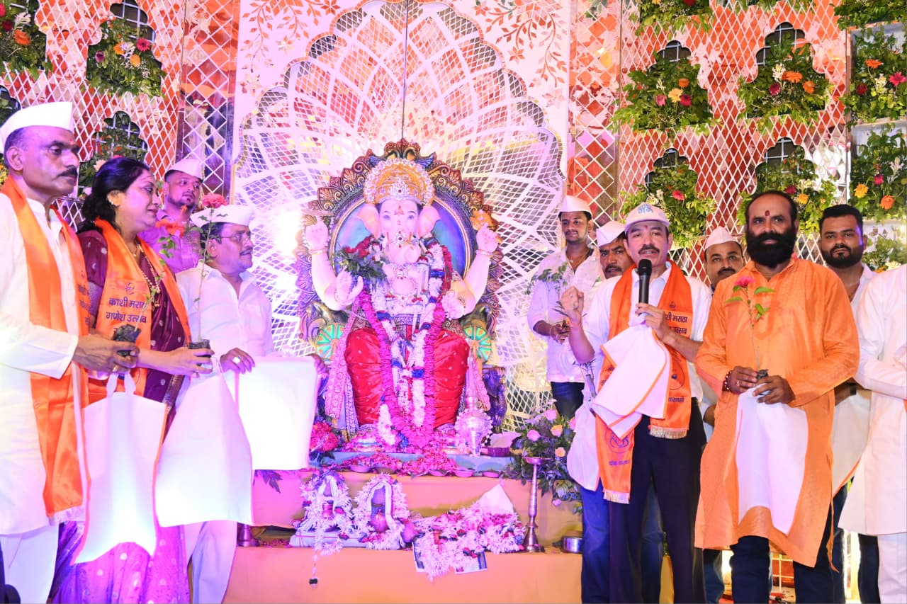 पूजा पंडाल में विशिष्ट जन पूजा पंडाल में विशिष्ट जन