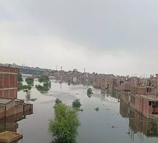 प्रयागराज में बाढ़ से संबंधित छाता चित्र प्रयागराज में बाढ़ से संबंधित छाता चित्र