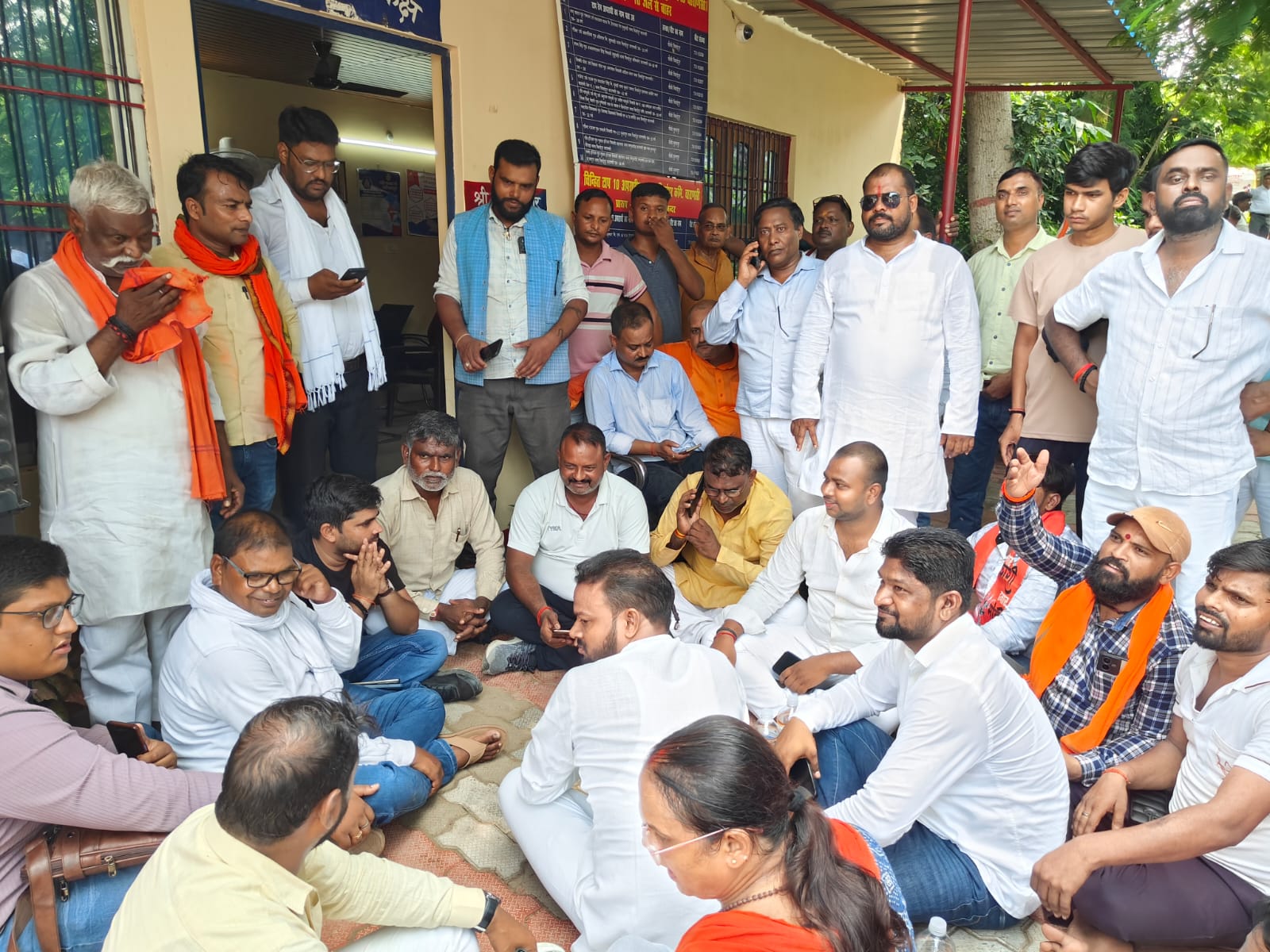 चितईपुर थाने पर विरोध जताते भाजपा कार्यकर्ता चितईपुर थाने पर विरोध जताते भाजपा कार्यकर्ता