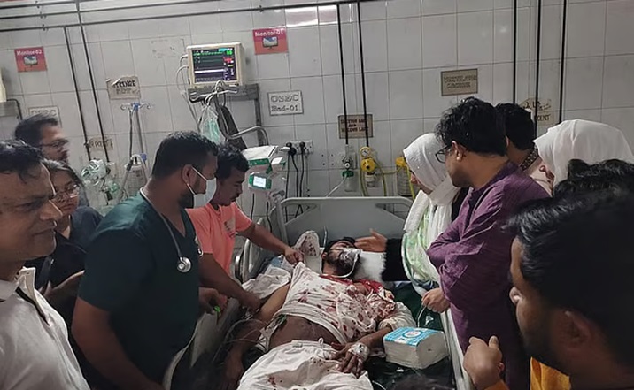 गोनो अधिकार परिषद के अध्यक्ष नूरुल हक गंभीर रूप से घायल हैं। उनका ढाका मेडिकल कॉलेज अस्पताल में इलाज चल रहा है। फोटो - प्रोथोम आलो
