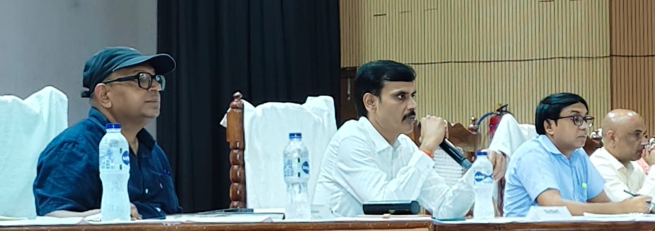 बेसिक शिक्षा विभाग की बैठक में डीएम व अन्य अधिकारी