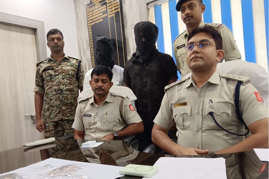गिरफ्तार गिरफ्तार