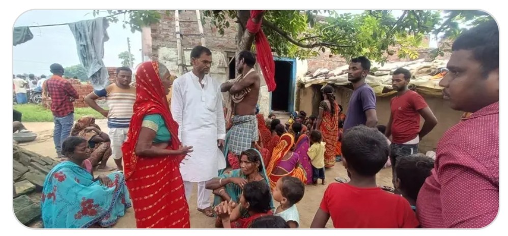 दुर्घटना के बाद जमी भीड़ दुर्घटना के बाद जमी भीड़