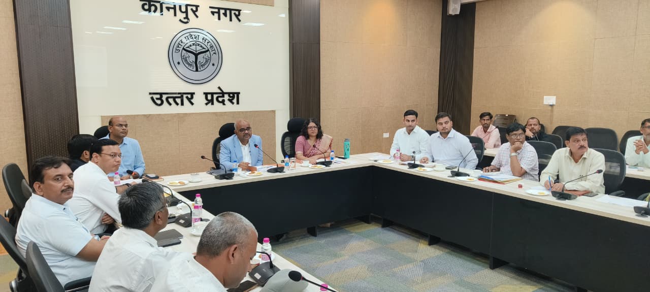 जिलाधिकारी कलेक्ट्रट सभागार में बैठक करते हुए साथ में सीडीओ