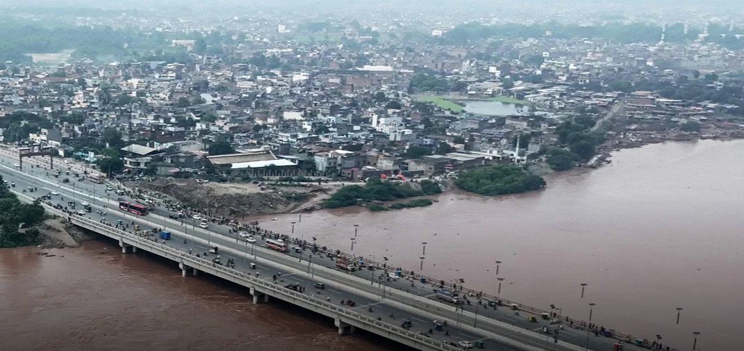 पाकिस्तान में इस समय नदियां उफान पर हैं। फोटो - इंटरनेट मीडिया