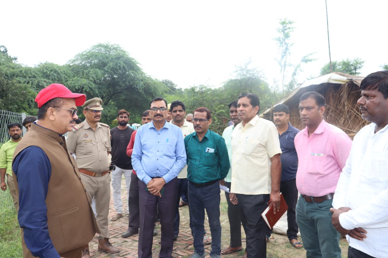 जिलाधिकारी डॉ दिनेश चंद्र सिंह गो शाला का निरक्षण करते हुए जिलाधिकारी डॉ दिनेश चंद्र सिंह गो शाला का निरक्षण करते हुए