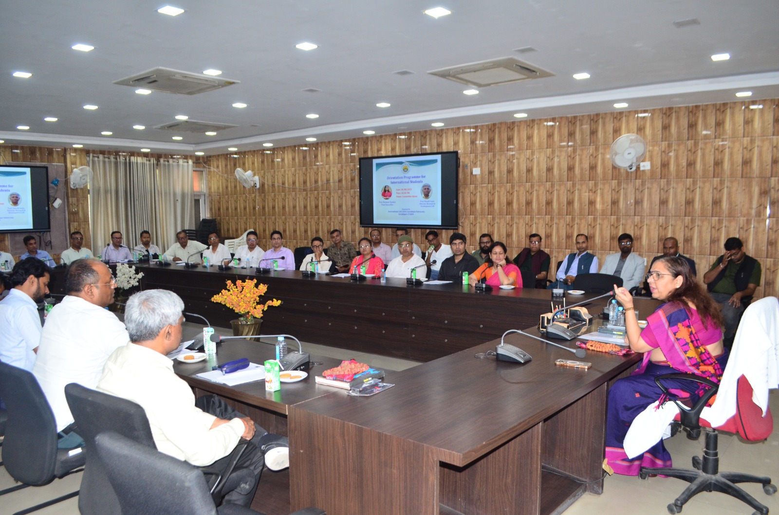 अंतरराष्ट्रीय छात्रों ने दीन दयाल उपाध्याय गोरखपुर विश्वविद्यालय की कुलपति से की भेंटवार्ता* अंतरराष्ट्रीय छात्रों ने दीन दयाल उपाध्याय गोरखपुर विश्वविद्यालय की कुलपति से की भेंटवार्ता*