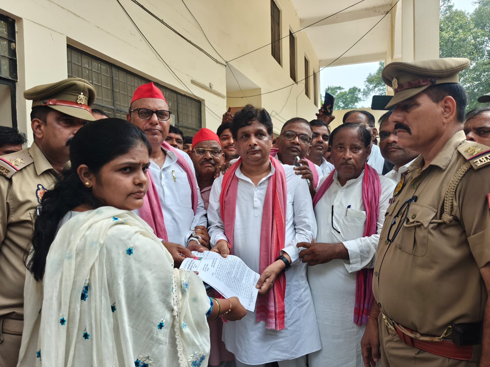 उपजिलाधिकारी को ज्ञापन देते सपा कार्यकर्ता उपजिलाधिकारी को ज्ञापन देते सपा कार्यकर्ता