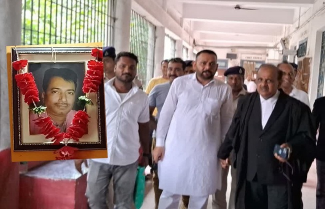 मुजफ्फरपुर स्थित सीबीआई कोर्ट में अधिवक्तागण और दिवंगत राजदेव की फोटो मुजफ्फरपुर स्थित सीबीआई कोर्ट में अधिवक्तागण और दिवंगत राजदेव की फोटो