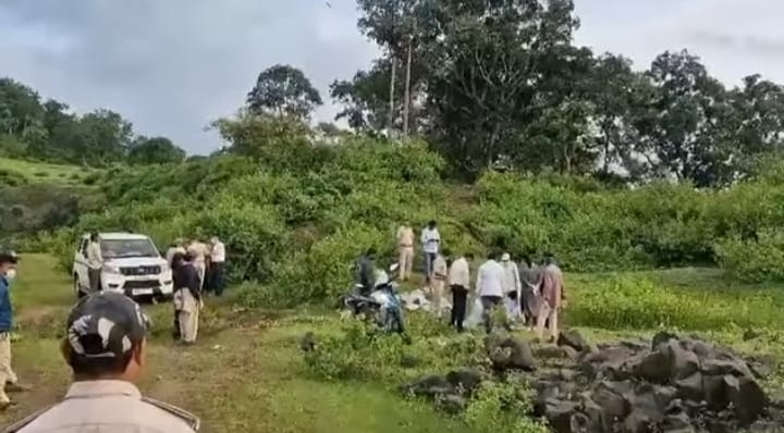 बांधवगढ़ के विशेषज्ञों की टीम जांच करते हुए