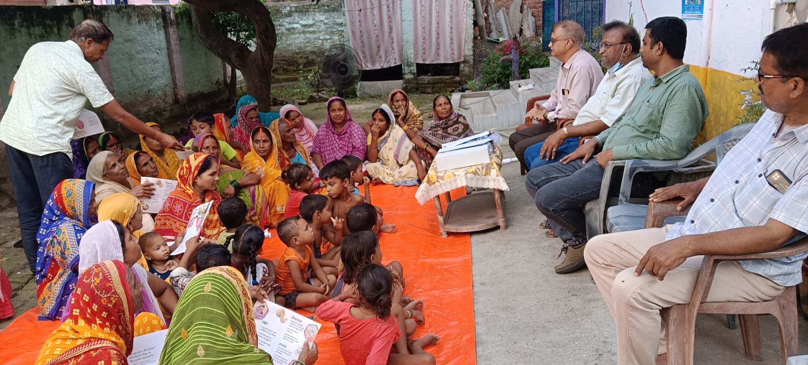 डायरिया को लेकर लोगो को जागरूक करते स्वास्थकर्मी डायरिया को लेकर लोगो को जागरूक करते स्वास्थकर्मी