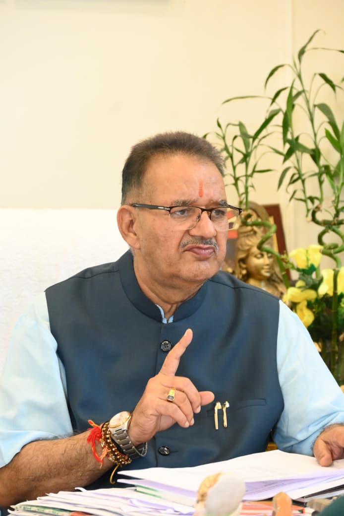 मंत्री गणेश जोशी।
