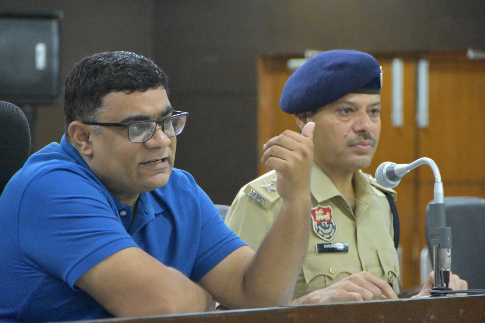 बैठक में बोलते निगम के अतिरिक्त आयुक्त विवेक चौधरी और ट्रैफिक पुलिस उप अधीक्षक सुरेश सैनी बैठक में बोलते निगम के अतिरिक्त आयुक्त विवेक चौधरी और ट्रैफिक पुलिस उप अधीक्षक सुरेश सैनी