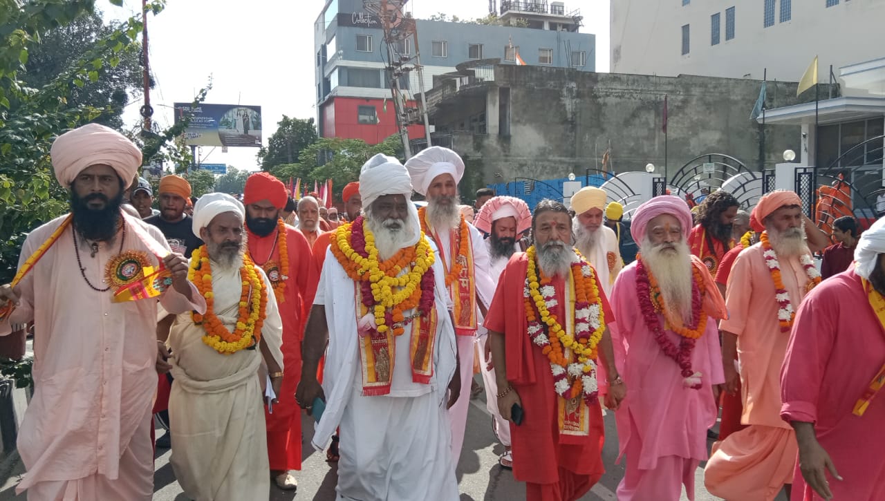 उदासीन अखाड़े की शोभायात्रा उदासीन अखाड़े की शोभायात्रा