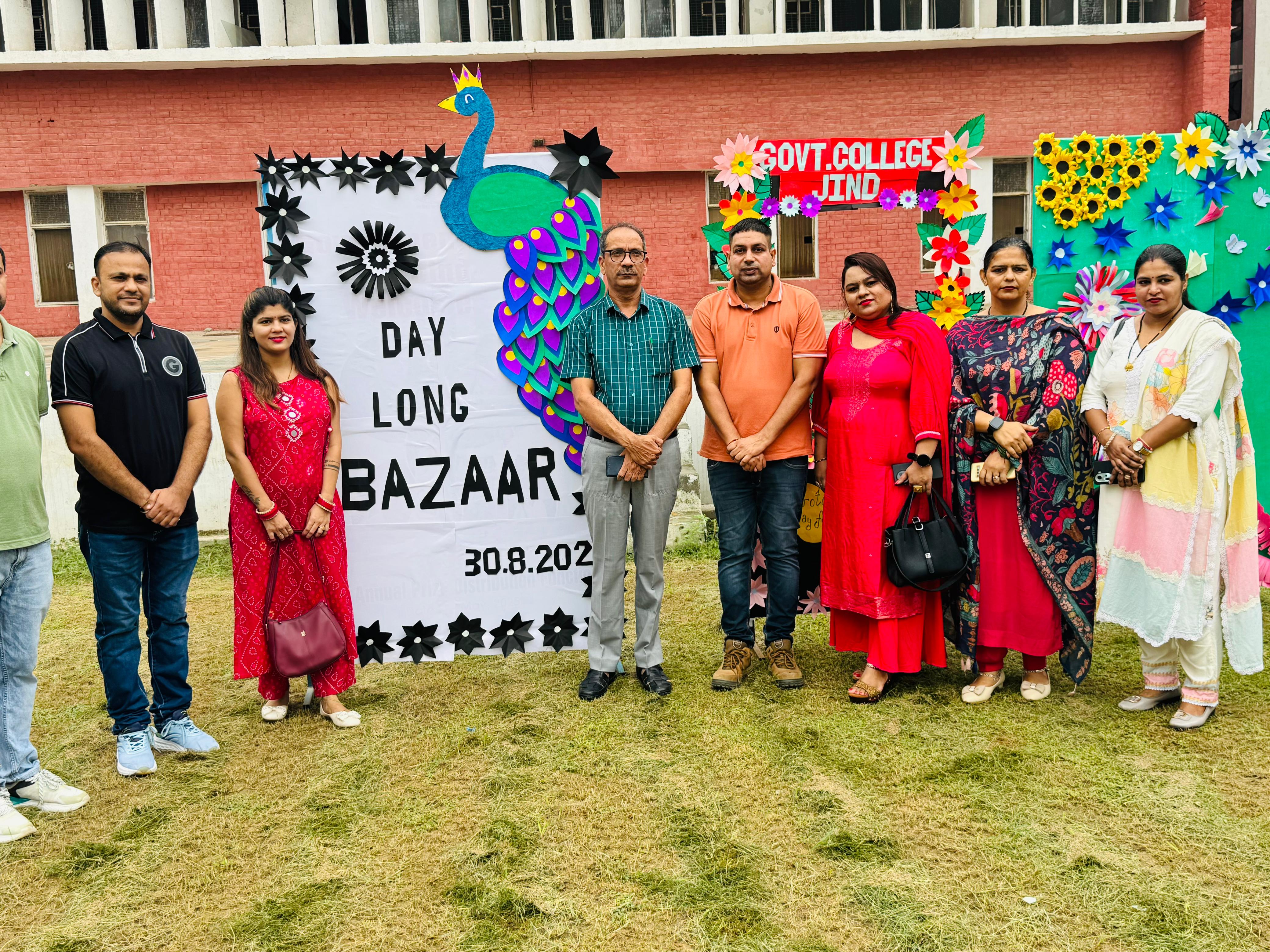 डे लॉग बाजार का शुभारंभ करते हुए प्राचार्य सत्यवान मलिक। डे लॉग बाजार का शुभारंभ करते हुए प्राचार्य सत्यवान मलिक।
