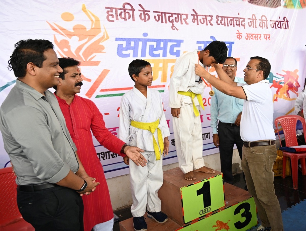 खेल महोत्सव में शामिल हुए कलेक्टर खेल महोत्सव में शामिल हुए कलेक्टर