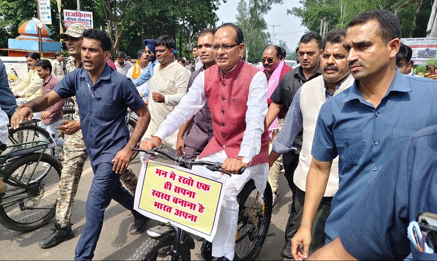 हर गली हर मैदान खेले सारा हिंदुस्तान की थीम पर निकाली गई रैली में केंद्रीय मंत्री ने चलाई साइकिल हर गली हर मैदान खेले सारा हिंदुस्तान की थीम पर निकाली गई रैली में केंद्रीय मंत्री ने चलाई साइकिल