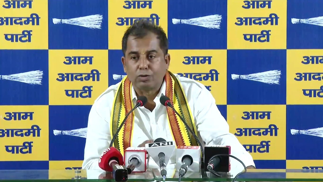 दिल्ली में आम आदमी पार्टी के कार्यालय में संवाददाता सम्मेलन को संबोधिक करते आआपा विधायक अनिल झा दिल्ली में आम आदमी पार्टी के कार्यालय में संवाददाता सम्मेलन को संबोधिक करते आआपा विधायक अनिल झा