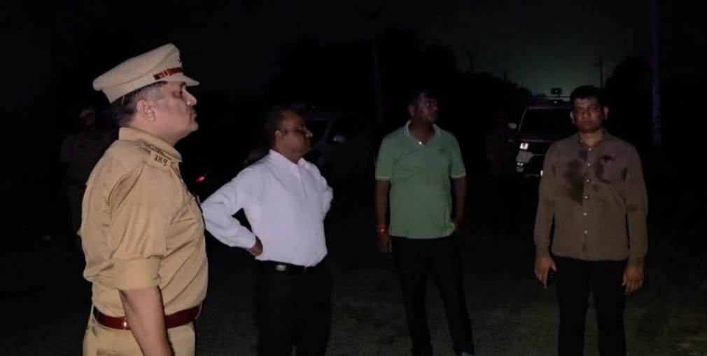 मौके पर मौजूद पुलिस व अधिकारी