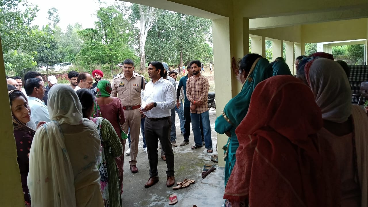इंदौरा में राहत कार्यों का जायजा लेते हुए उपायुक्त। इंदौरा में राहत कार्यों का जायजा लेते हुए उपायुक्त।
