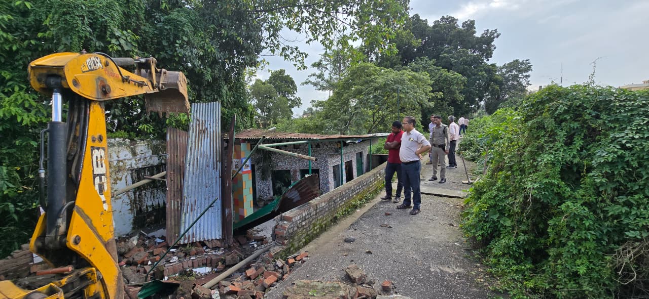 देहरादून में धवस्त मजार।