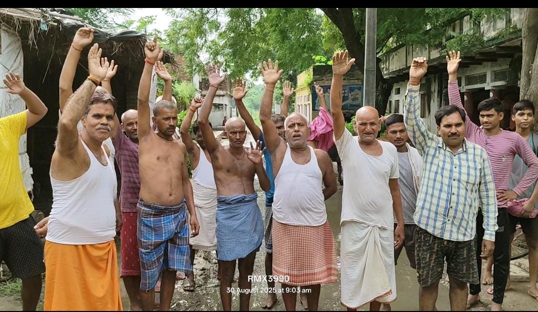 सड़क पर खड़े होकर विरोध प्रदर्शन करते ग्रामीण। सड़क पर खड़े होकर विरोध प्रदर्शन करते ग्रामीण।