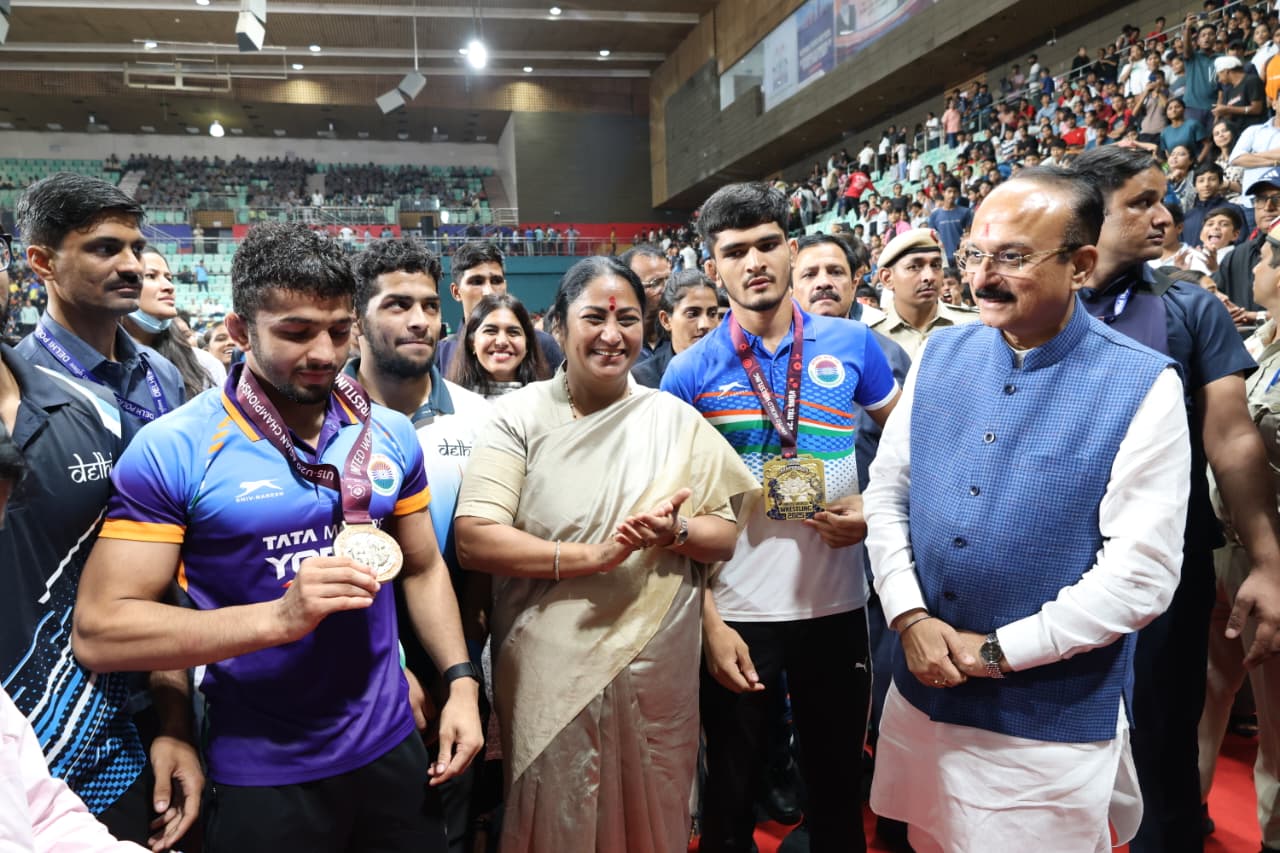 दिल्ली के त्यागराज स्टेडियम में आयोजित संवाद सत्र में खिलाड़ियों  के साथ  दिल्ली की मुख्यमंत्री रेखा गुप्ता और मंत्री आशीष सूद