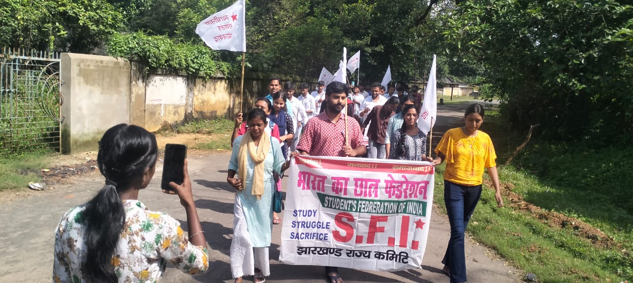 एसएफआई के कंवेंशन में मौजूद छात्र एसएफआई के कंवेंशन में मौजूद छात्र