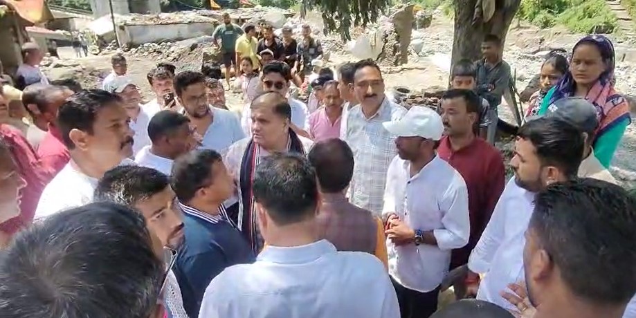 चेपडों आपदा प्रभावित क्षेत्र में प्रभावितों से बातचीत करते हुए राज्य सभा सांसद महेंद्र भट्ट। चेपडों आपदा प्रभावित क्षेत्र में प्रभावितों से बातचीत करते हुए राज्य सभा सांसद महेंद्र भट्ट।