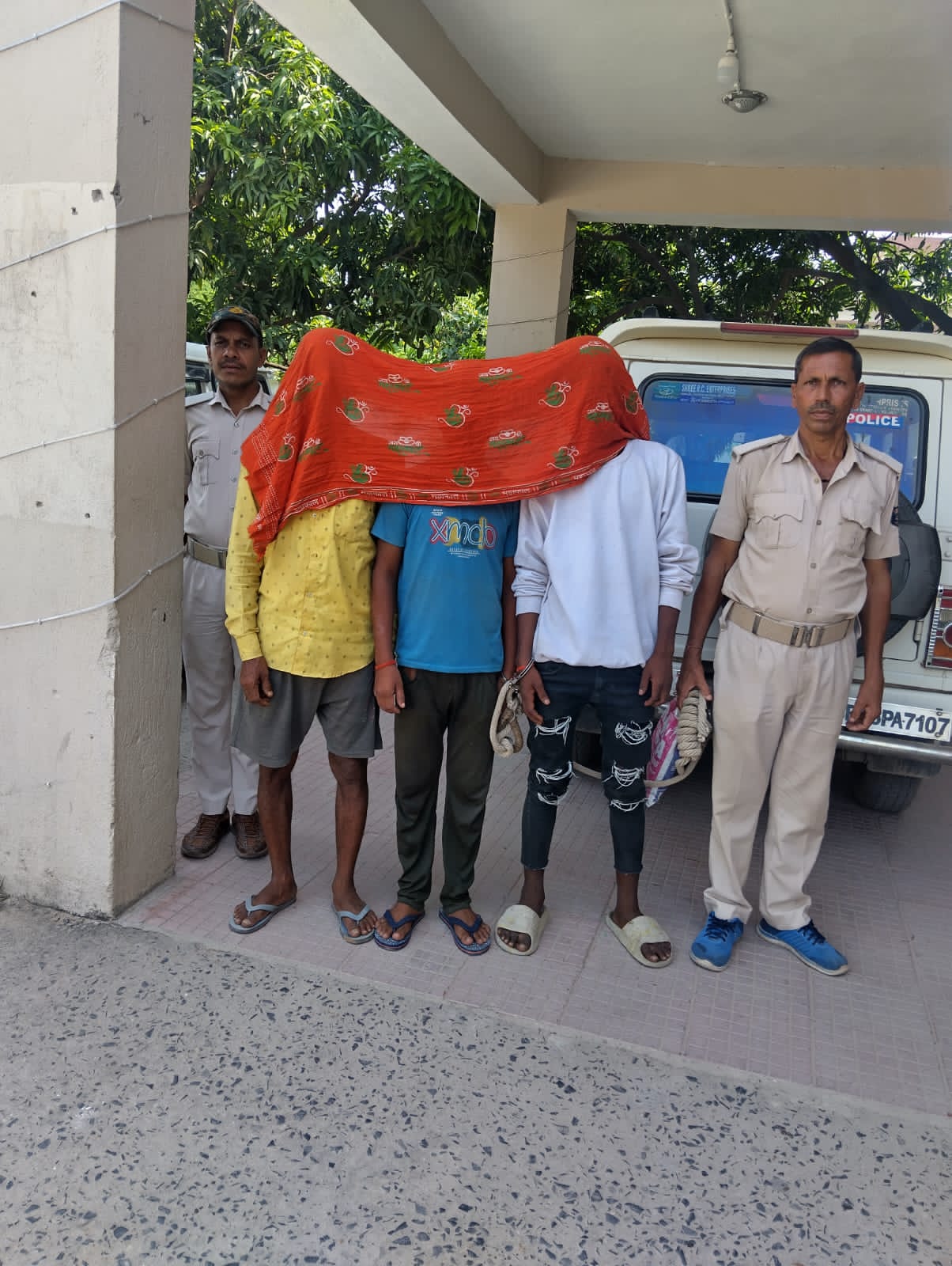 बेतिया में देशी शराब के साथ तीन गिरफ्तार.