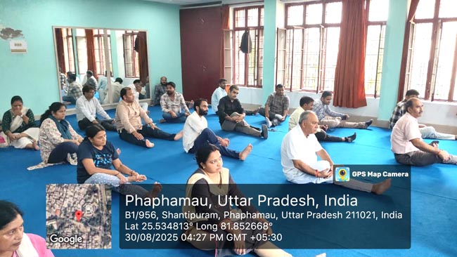 योग करते कुलपति व अन्य योग करते कुलपति व अन्य
