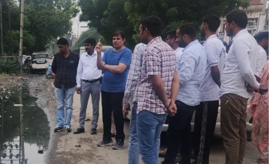 सिरसा शहर में सफाई व्यवस्था की जानकारी लेते एडीसी। सिरसा शहर में सफाई व्यवस्था की जानकारी लेते एडीसी।