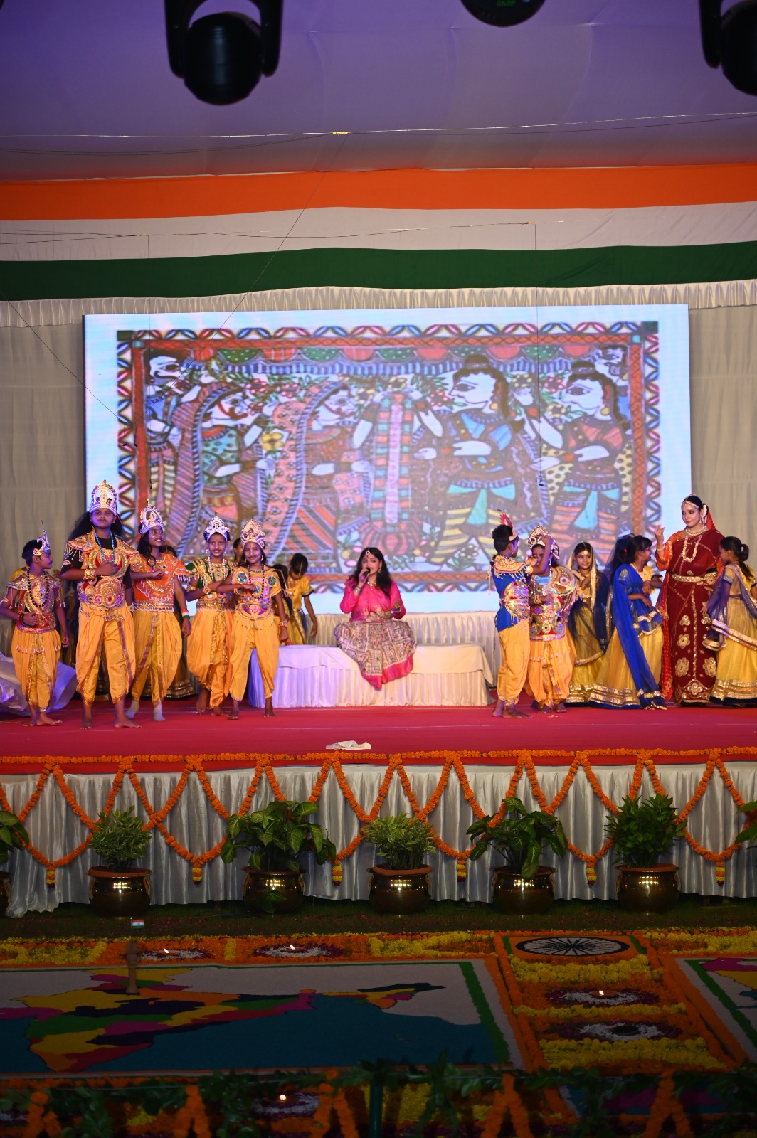 मिथिला की बेटी सुष्मिता शास्त्रीय संगीत का गायन करते हुए मिथिला की बेटी सुष्मिता शास्त्रीय संगीत का गायन करते हुए