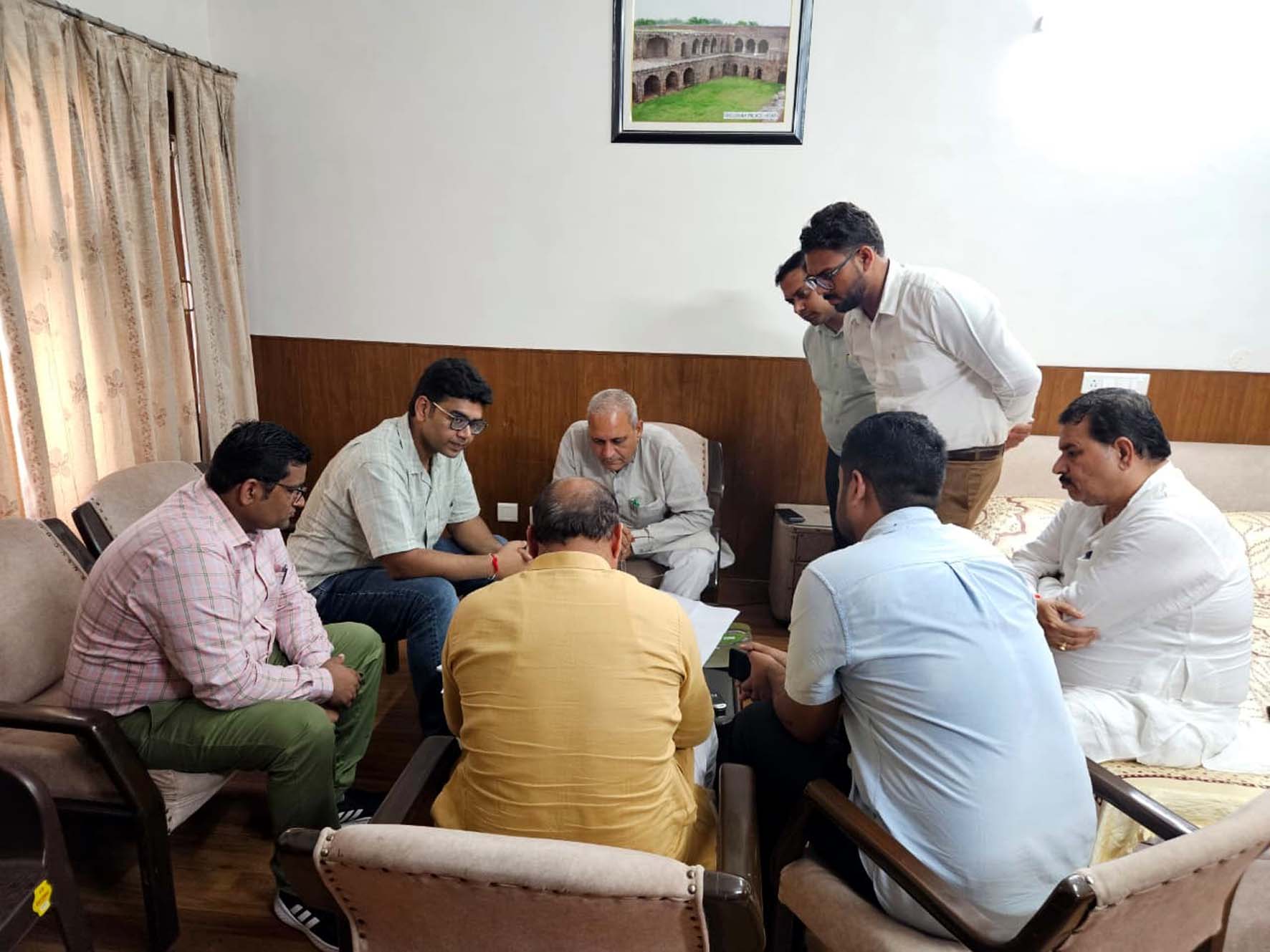 स्पोर्ट्स कॉम्प्लेक्स बारे चर्चा करते मंत्री रणबीर गंगवा, निगमायुक्त नीरज व अन्य अधिकारी। स्पोर्ट्स कॉम्प्लेक्स बारे चर्चा करते मंत्री रणबीर गंगवा, निगमायुक्त नीरज व अन्य अधिकारी।