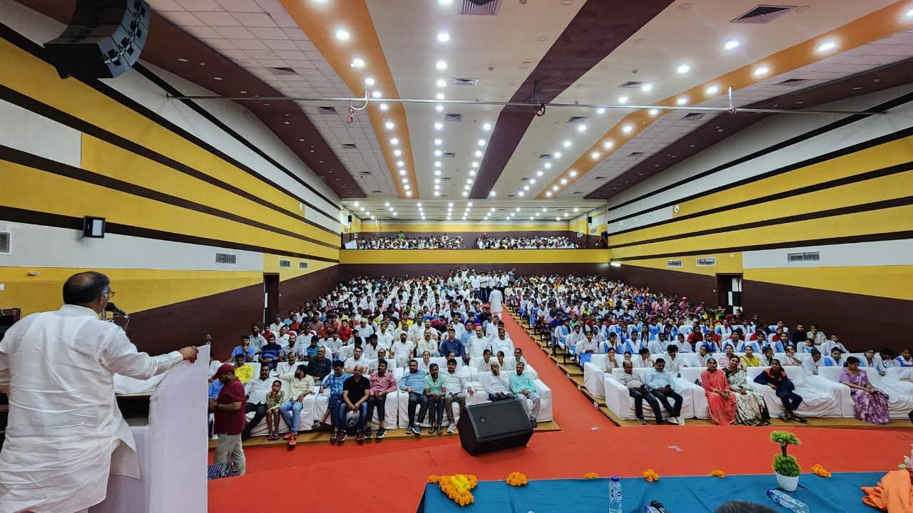 पूर्वांचल विश्वद्यालय के सभागार में बैठे खिलाड़ी पूर्वांचल विश्वद्यालय के सभागार में बैठे खिलाड़ी