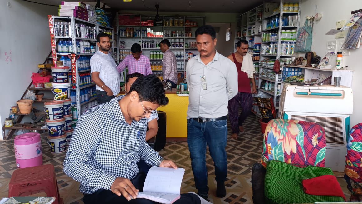 उर्वरक विक्रय केन्द्रों पर कार्रवाई करती हुई कृषि विभाग की टीम। उर्वरक विक्रय केन्द्रों पर कार्रवाई करती हुई कृषि विभाग की टीम।