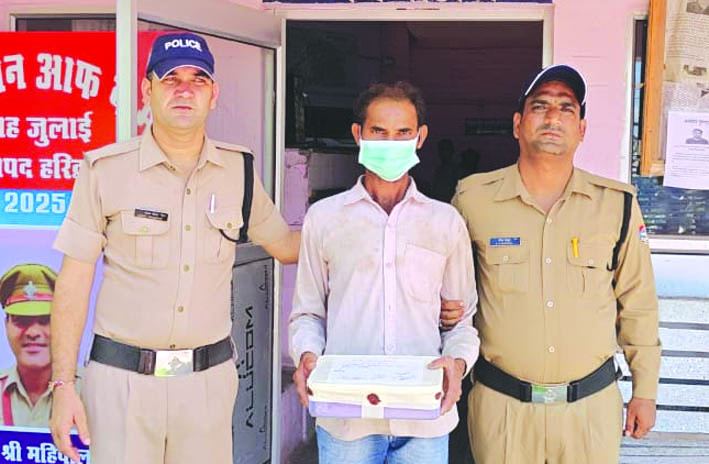 पुलिस गिरफ्त में आरोपित पुलिस गिरफ्त में आरोपित