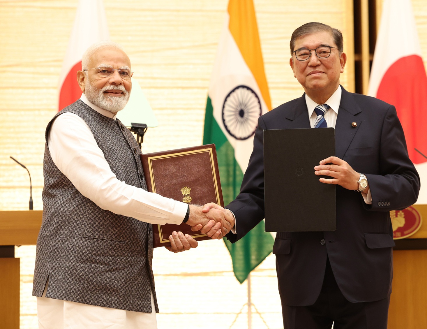 भारत और जापान संबंध ।  प्रधानमंत्री नरेन्द्र मोदी, जापान के प्रधानमंत्री शिगेरु इशिबा के साथ  जापान के टोक्यो में भारत और जापान के बीच समझौता ज्ञापनों के आदान-प्रदान के अवसर पर
